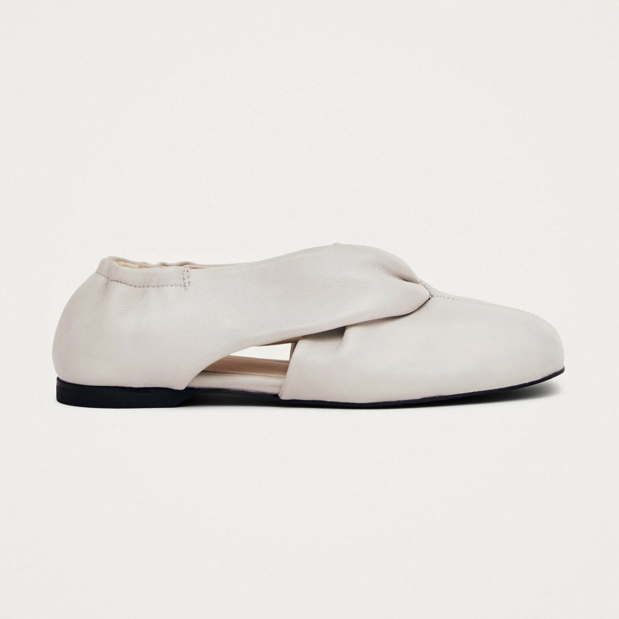 Alaula Light Grey Leather Ballet Flats